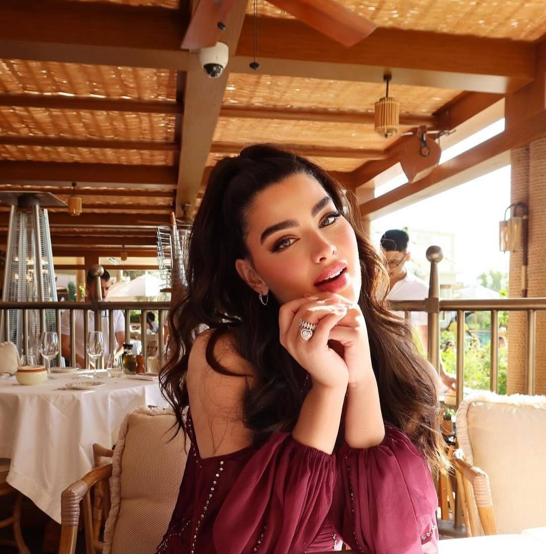 أول ظهور لروان بن حسين بالمشدّ الطبي بعد كسر فقرة في ظهرها... هكذا بدت