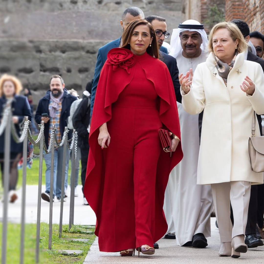 الشيخة بدور القاسمي بجمبسوت أحمر يجمع بين الأناقة والكلاسيكية