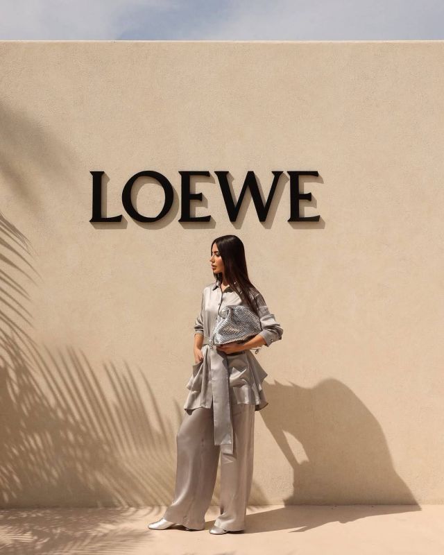ديما الأسدي تتألق بالفضي في إطلالة شرقية من Loewe
