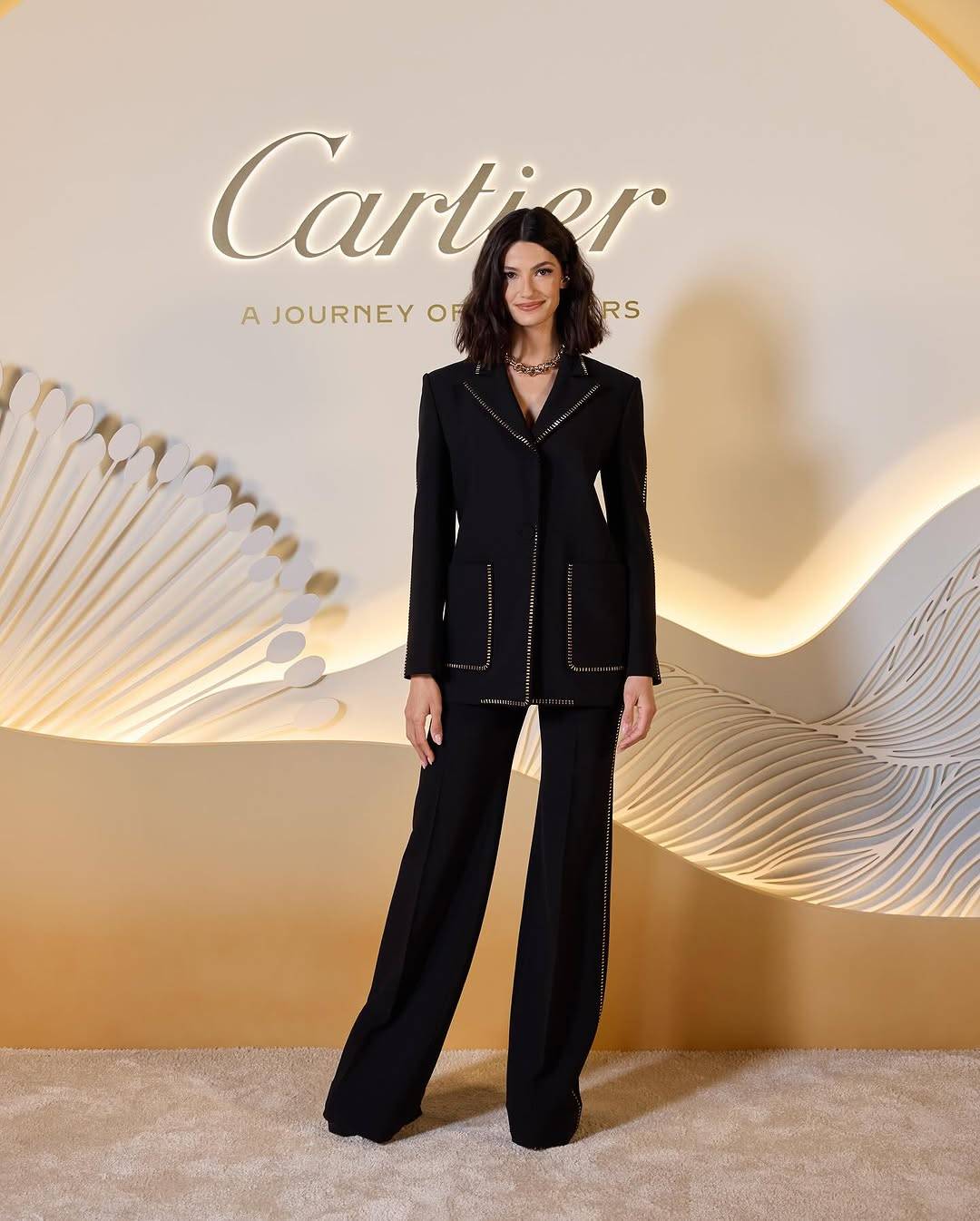 تارا عماد تتألق ببدلة كلاسيكية من إيلي صعب بهذا السعر