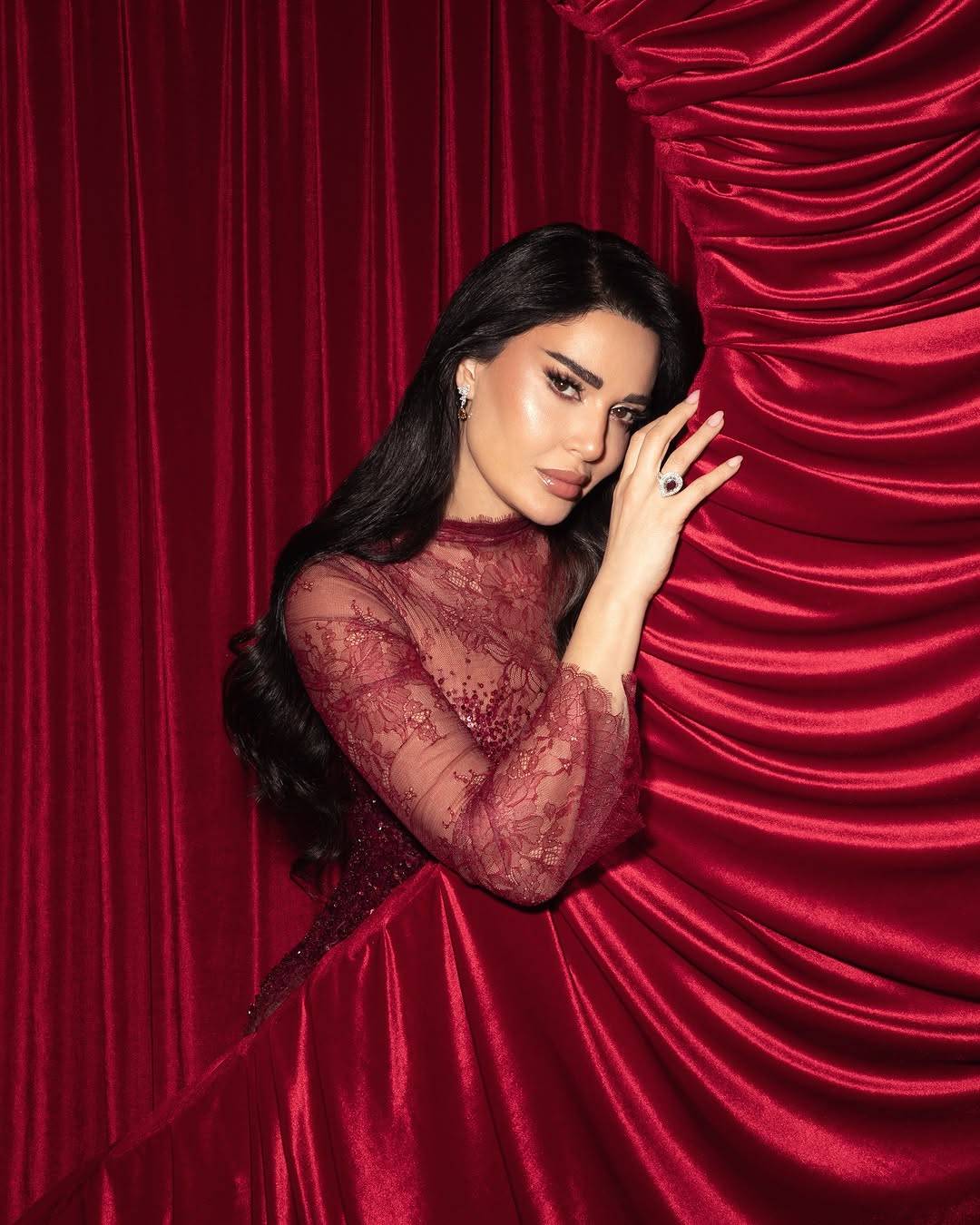 سيرين عبد النور تتألق بفستان جريء من الدانتيل الأحمر