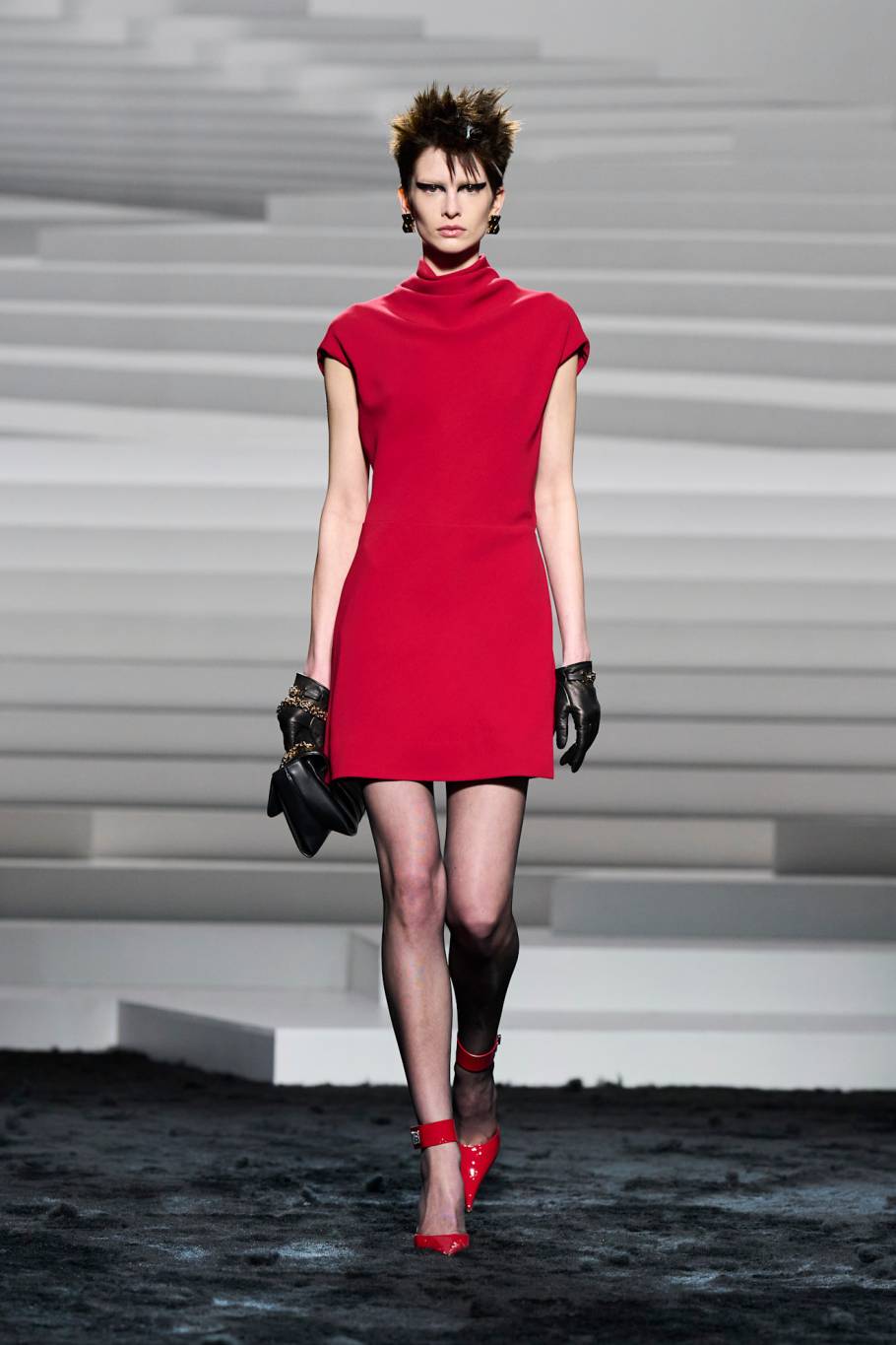 فساتين باللون الأحمر لـ