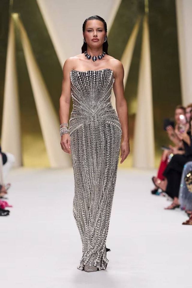 العارضة أدريانا ليما في عرض مانِيش مالوهوترا 