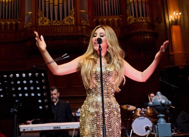 نجوى كرم تسقط على ظهرها في أمستردام (فيديو)