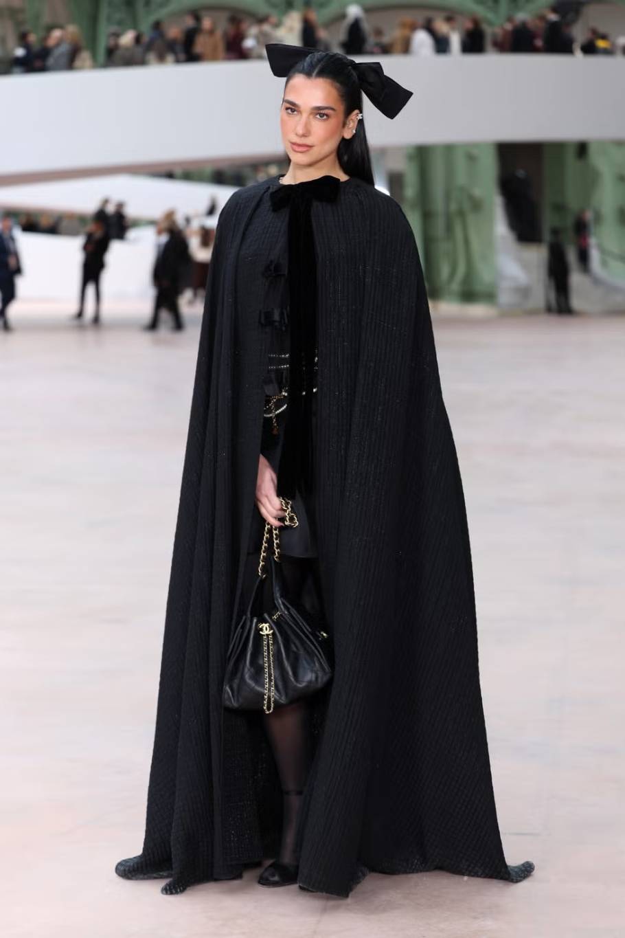 دوا ليبا تتألق بالأسود في عرض أزياء Chanel