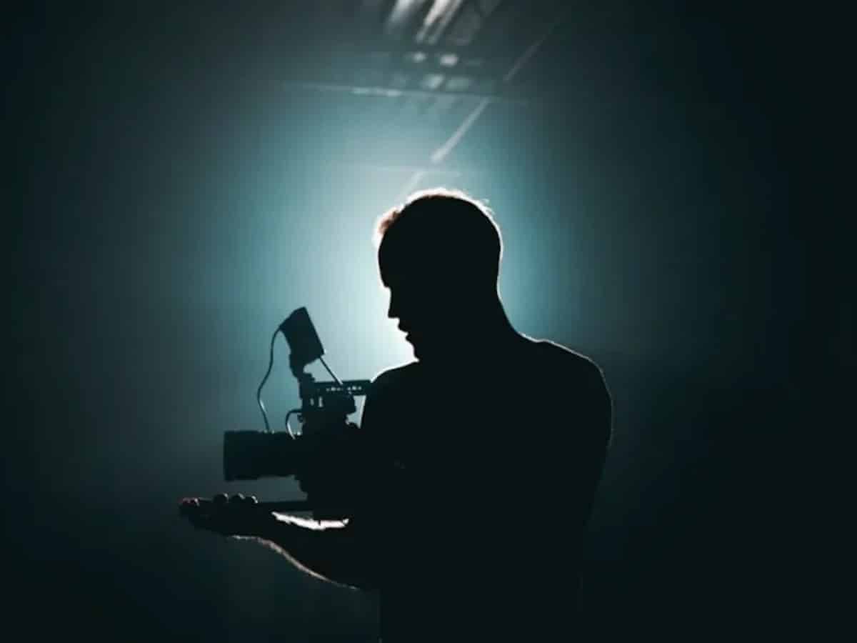 ممثلة مصرية تثير الجدل بتصريحاتها عن الحجاب ومشاهد الإغراء والتحرّش