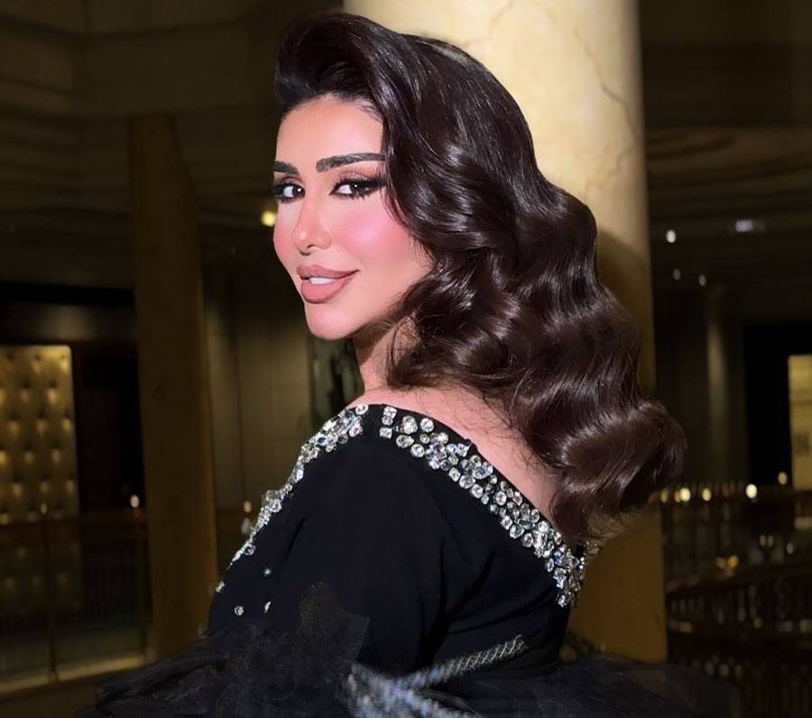 هكذا تصرفت هنادي الكندري بعد انقطاع سحاب فستانها (فيديو)