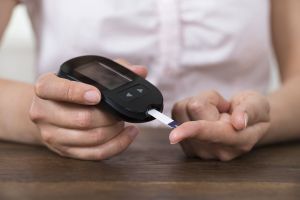 ابتكار ثوري يخلّص مرضى السكري من وخز الإصبع