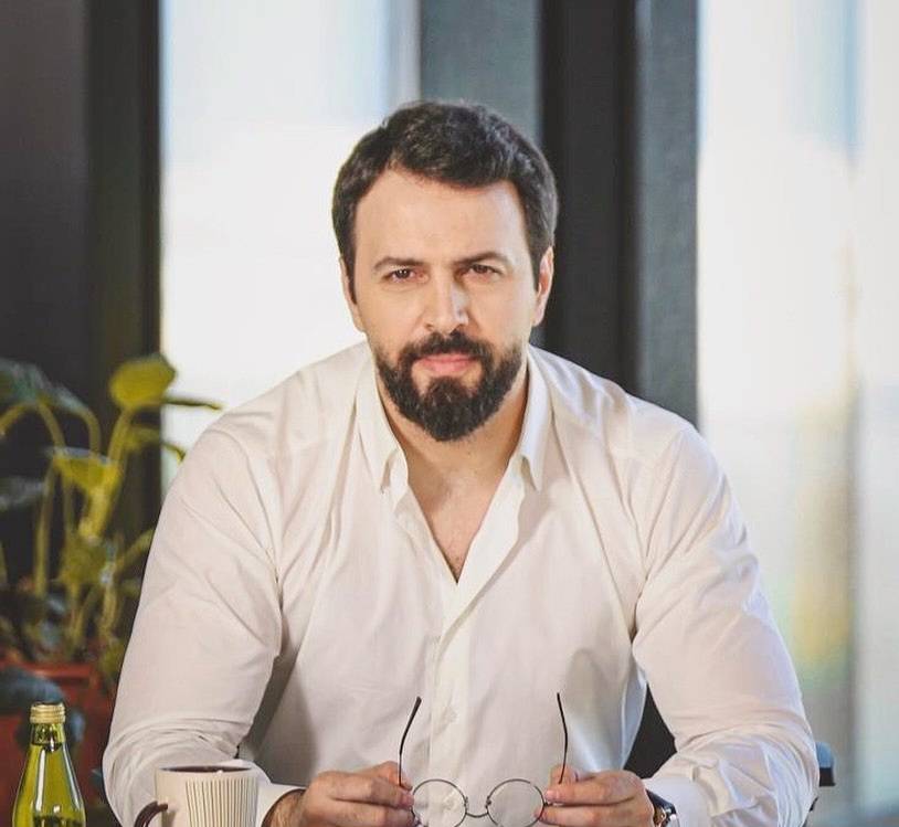 تيم حسن يفاجئ الجميع بملامحه في 