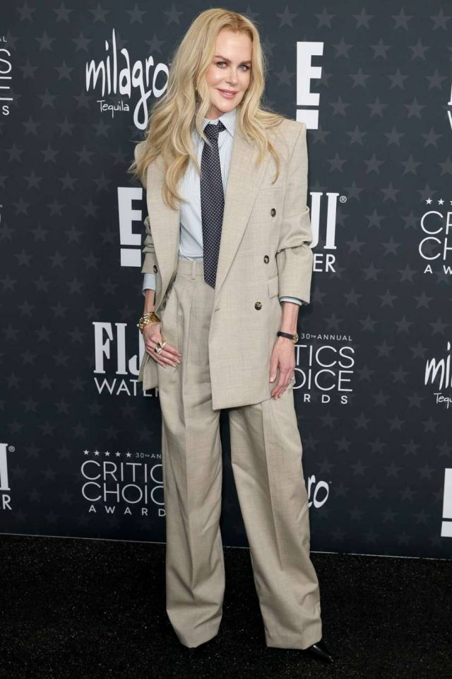 نيكول كيدمان تخطف الأنظار ببدلة وربطة عنق... لمسة من القوة