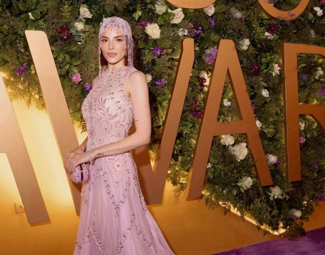 اكسسوارات الشعر المزركشة خيار النجمات الجديد.. من الأجمل؟