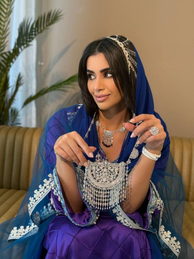 مدوّنة الموضة الإماراتية Latifa Alshamsi تنقل أفكارها المحتشمة بلمسات عصرية