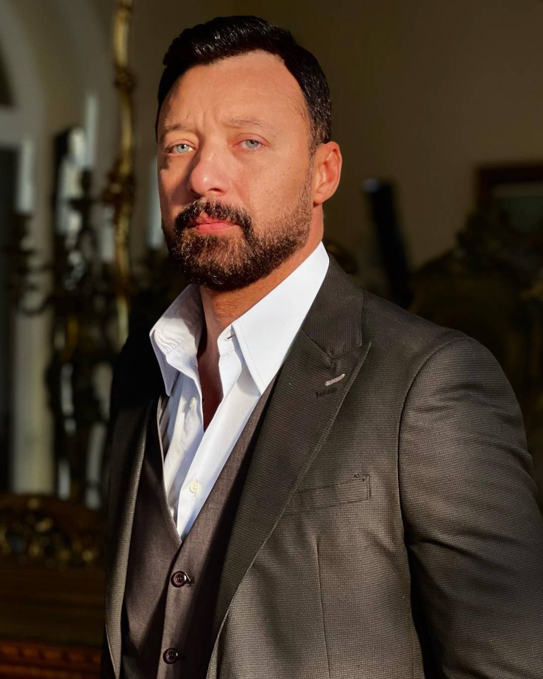 أحمد فهمي يحذّر جمهوره ويلجأ الى القضاء