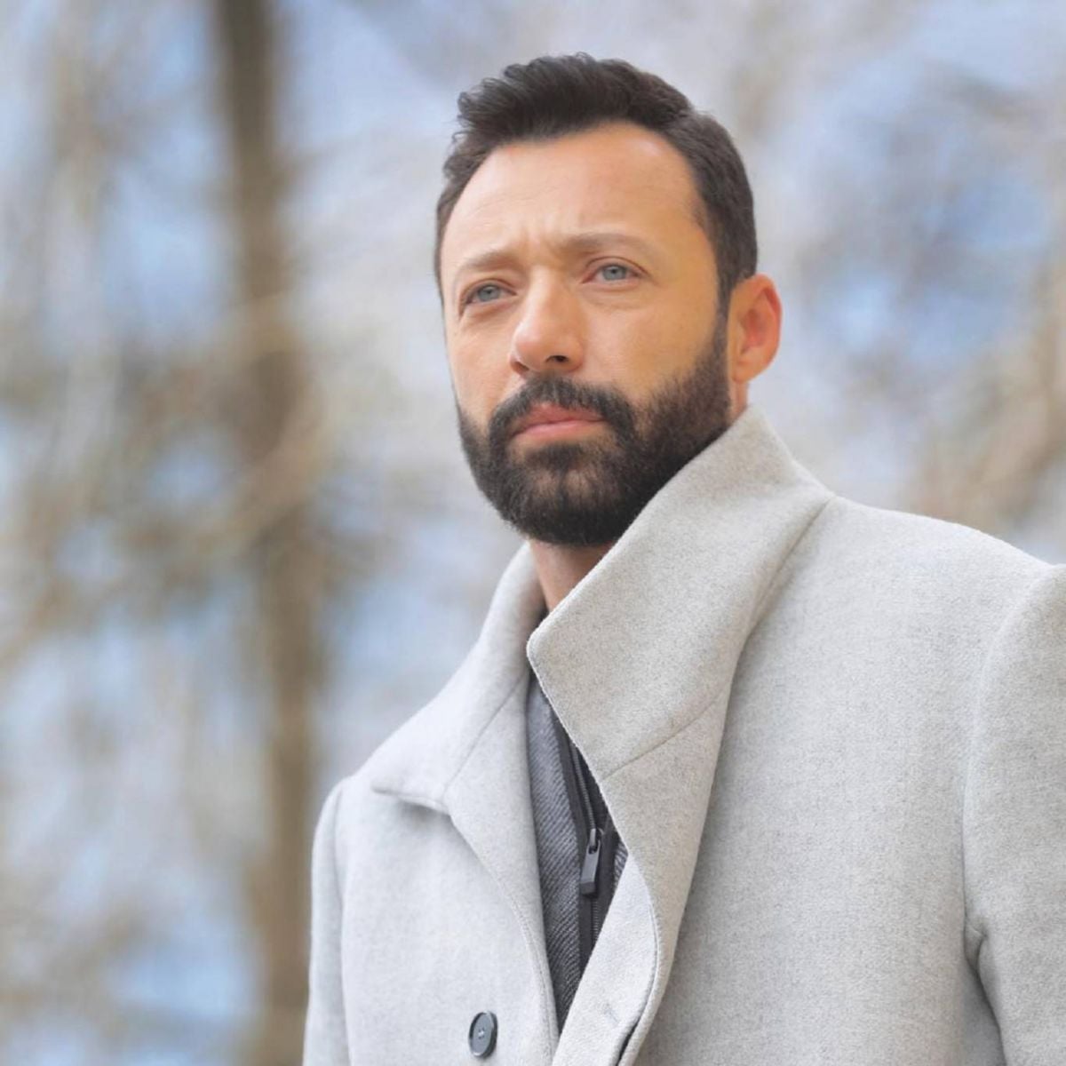 أحمد فهمي يكشف سرّاً عن والدته ويتسبب في بكاء المذيعة (فيديو)