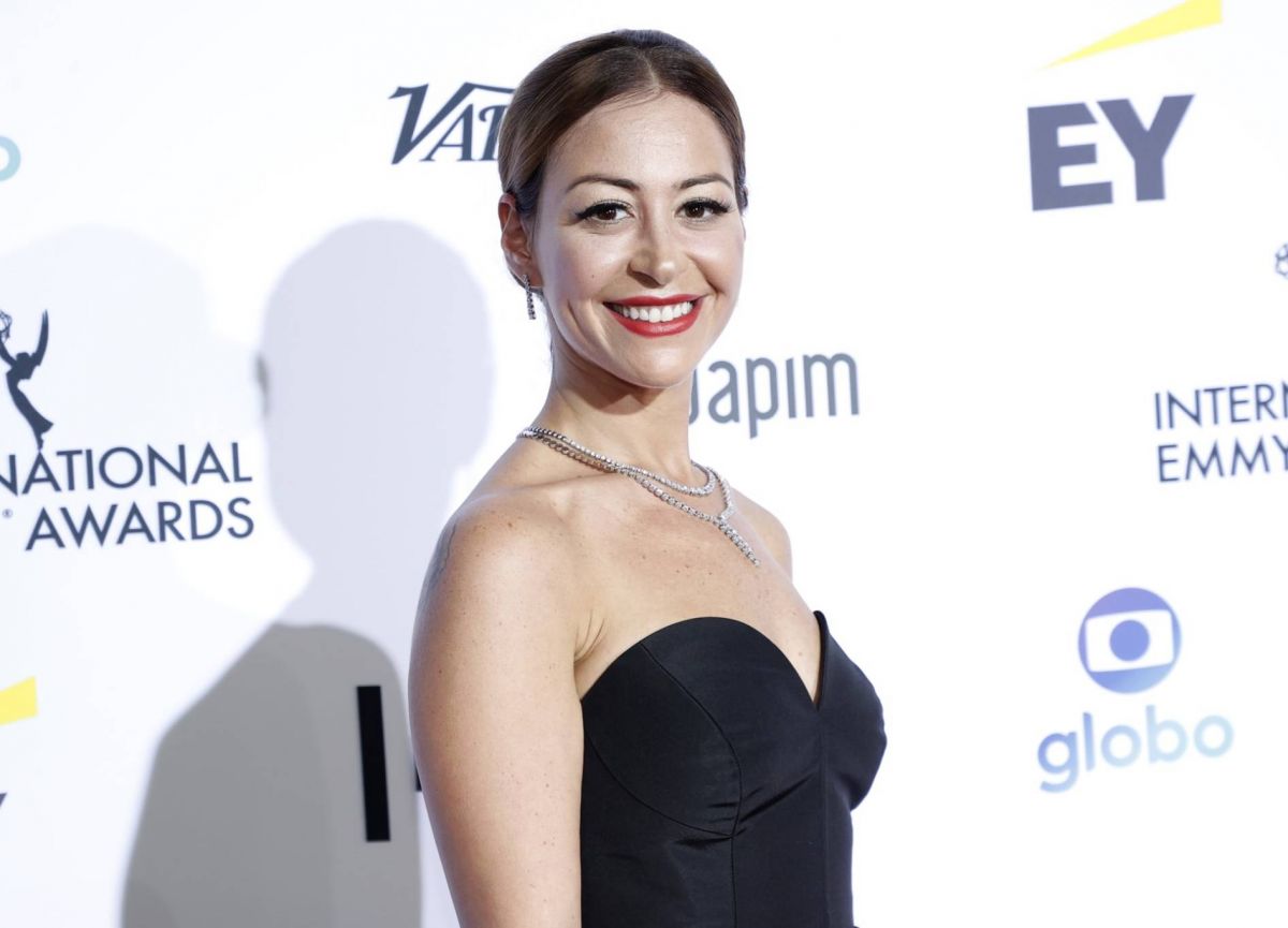 تامر حبيب يدافع عن منة شلبي ويفجر مفاجأة عن أنغام