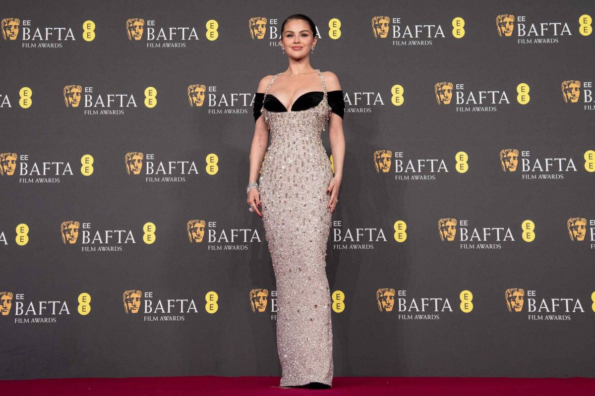 سيلينا غوميز تتألق بفستان جريء مرصّع بالكريستال