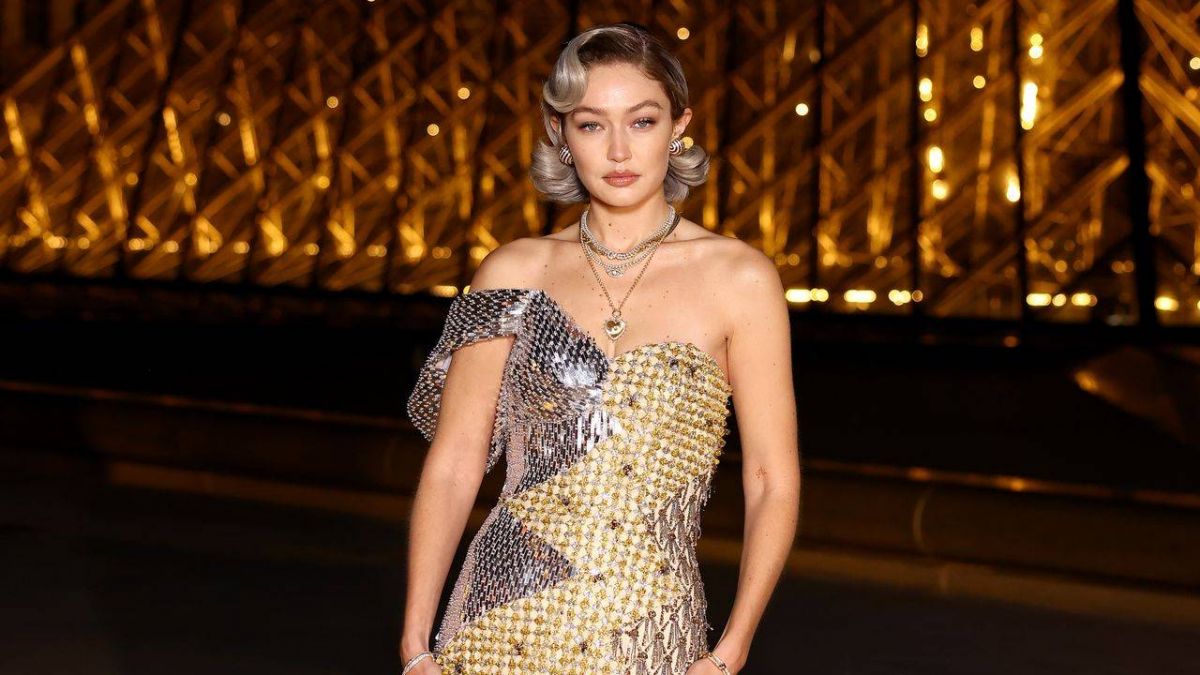 جيجي حديد بفستان مبهر من Moschino في متحف اللوفر