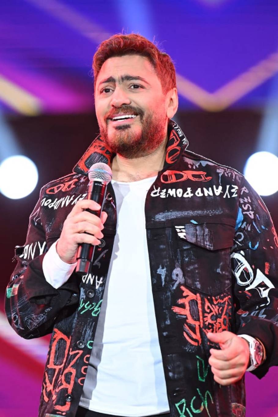 تامر حسني يتجاهل مشاكله الشخصية بأسلوبه الساحر