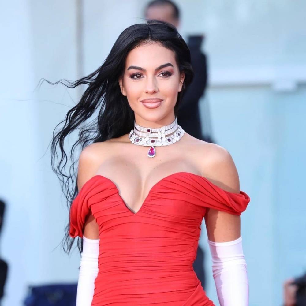 ضجة كبيرة بسبب صورة لجورجينا رودريغيز بالحجاب