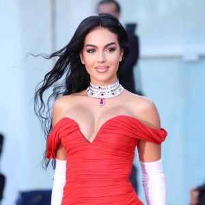 ضجة كبيرة بسبب صورة لجورجينا رودريغيز بالحجاب