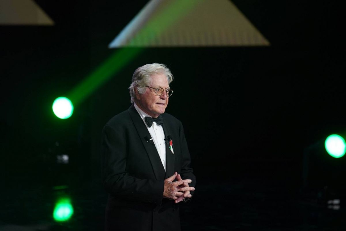 حسين فهمي يشارك في مهرجان برلين وسط الثلوج