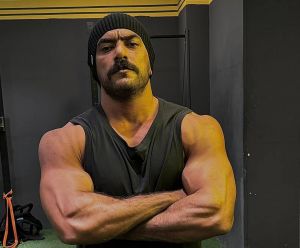 أحمد العوضي يرد على اتهامه بتشابه مسلسله مع "حق عرب" (فيديو)