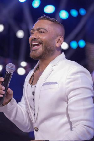 تامر حسني يتكفّل بعلاج فنان مصري بعد فقدانه حاسة النطق