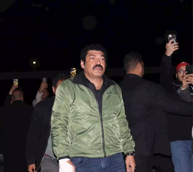 باسم سمرة مصابا في عزاء شقيق أحمد السبكي