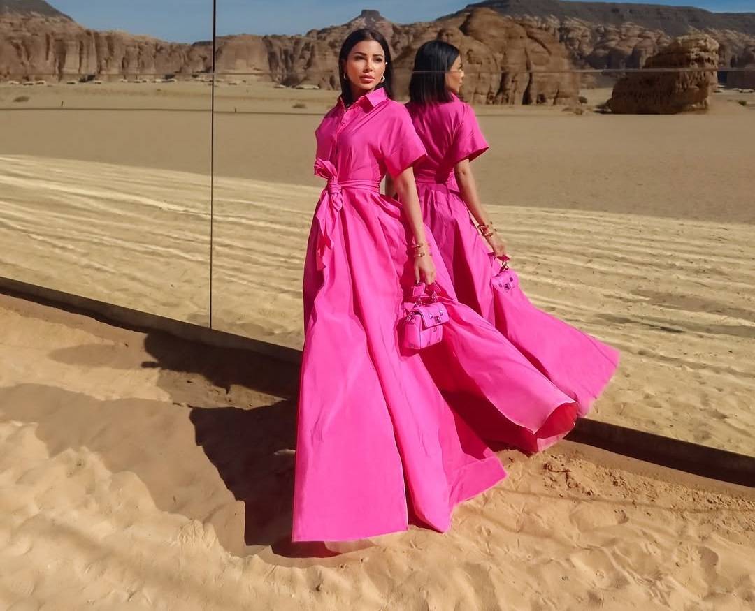 مهيرة عبد العزيز بإطلالة مبتكَرة وجريئة من الورود