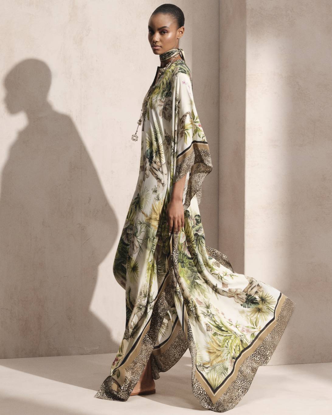 مجموعة BREATH OF THE ORIENT من إيلي صعب: الأنوثة السهلة