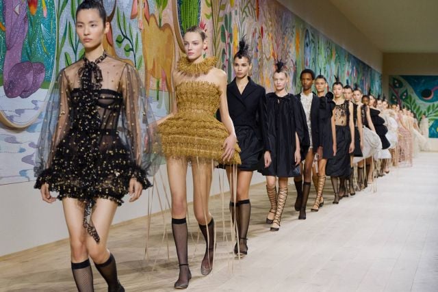 بماذا تميزت مجموعات الأزياء الراقية في باريس لربيع وصيف 2025؟