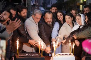 صنّاع "سكرة الحب" يحتفلون بانتهاء التصوير في بيروت