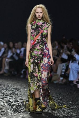 تصاميم MOSCHINO الجديدة لخريف 2025 تجمع الكلاسيكية بالمرح