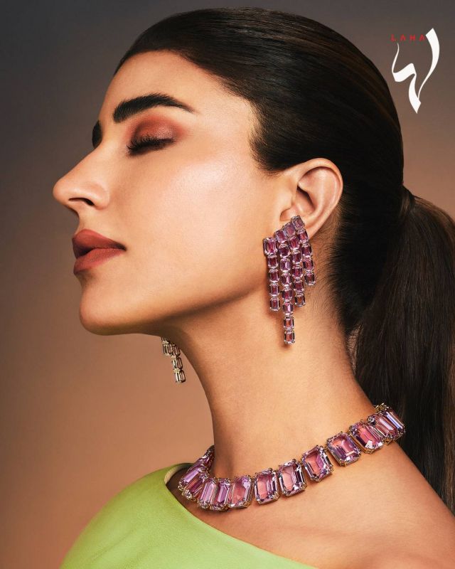 فستان من Roksanda
عقد Millenia Tennis بنفسجي مطلي بالذهب، أقراط Millenia بأسلوب الثريا بنفسجية مطلية بالذهب من Swarovski. فستان من Roksanda
عقد Millenia Tennis بنفسجي مطلي بالذهب، أقراط Millenia بأسلوب الثريا بنفسجية مطلية بالذهب من Swarovski.