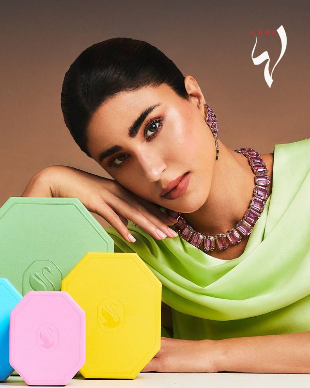 فستان من Roksanda
عقد Millenia Tennis بنفسجي مطلي بالذهب، أقراط Millenia بأسلوب الثريا بنفسجية مطلية بالذهب من Swarovski. فستان من Roksanda
عقد Millenia Tennis بنفسجي مطلي بالذهب، أقراط Millenia بأسلوب الثريا بنفسجية مطلية بالذهب من Swarovski.