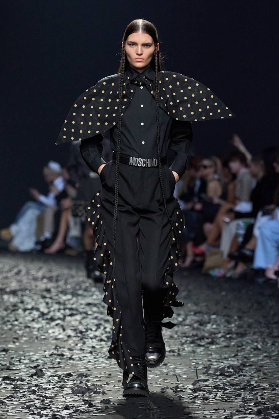 موسكينو Moschino خريف وشتاء 2025 - 2026 خلال أسبوع الموضة في ميلانو موسكينو Moschino خريف وشتاء 2025 - 2026 خلال أسبوع الموضة في ميلانو