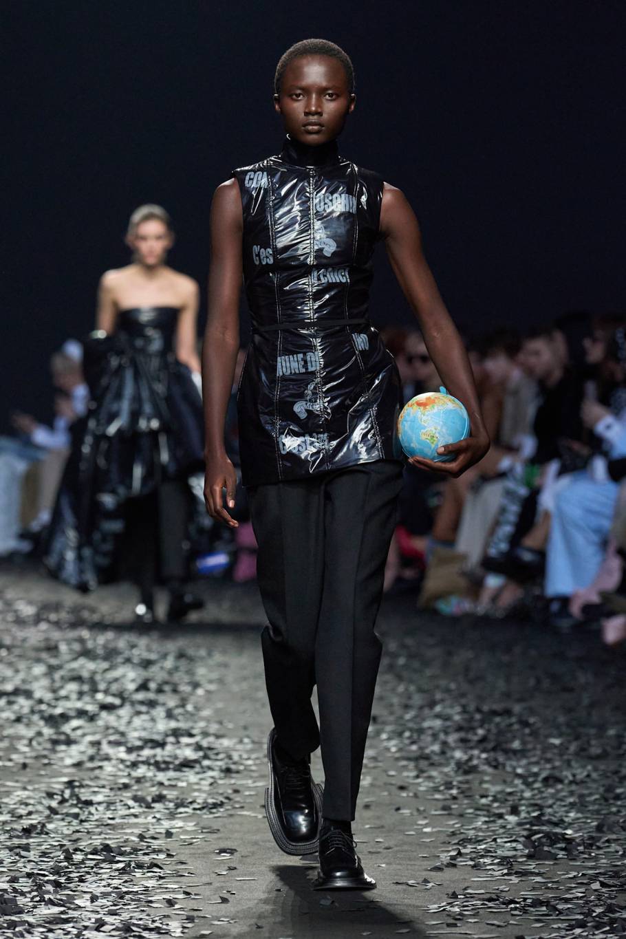 موسكينو Moschino خريف وشتاء 2025 - 2026 خلال أسبوع الموضة في ميلانو موسكينو Moschino خريف وشتاء 2025 - 2026 خلال أسبوع الموضة في ميلانو