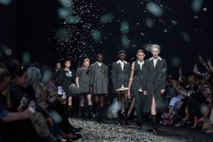 عرض Moschino لخريف 2025: دعوة للاستيقاظ وأسلوب احتفالي