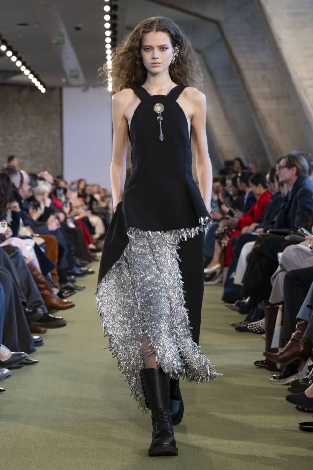 خريف وشتاء 2025 RABANNE... الاحتواء والإطلاق