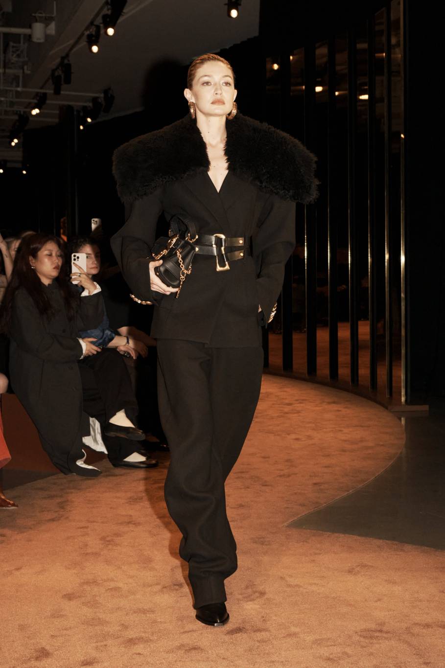 مجموعة SCHIAPARELLI للملابس الجاهزة لخريف وشتاء 25/26 LONE STAR: التناقضات في حياة النساء