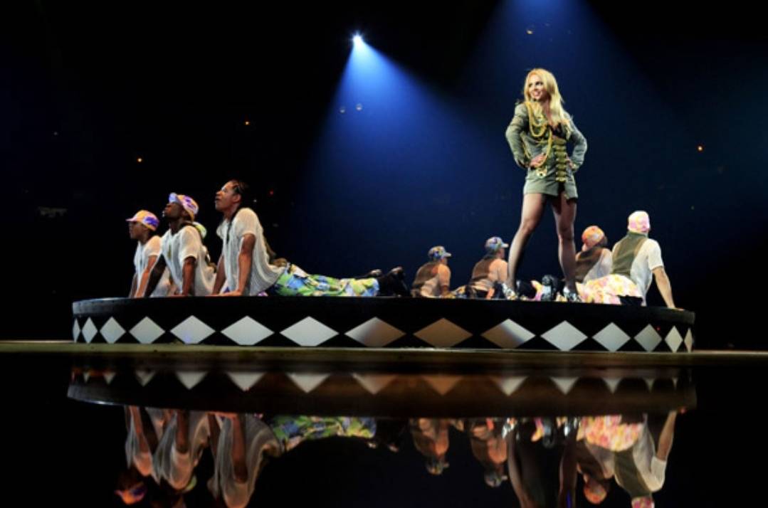 بعد انفصالهما... صور تؤكد عودة نجمة مشهورة إلى حبيبها