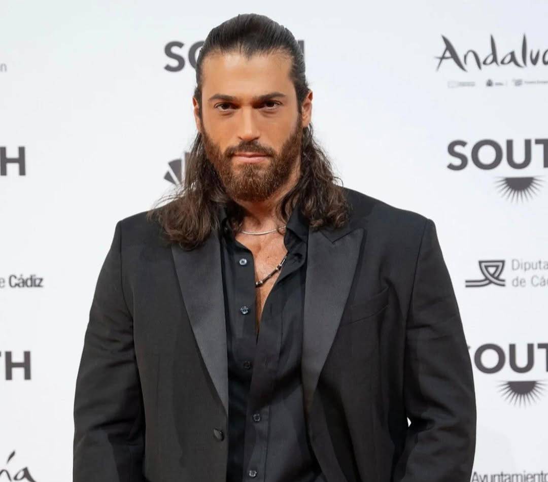 جان يامان يلفت الانظار بوسامته بعد تغيير شكله (صور)