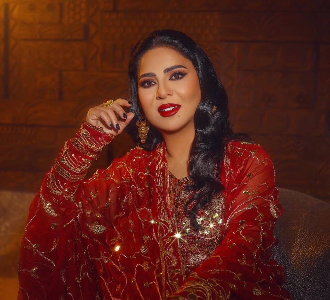 نوال تتألق بفستان محتشم وتهدي أغنية إلى الأمير محمد بن سلمان