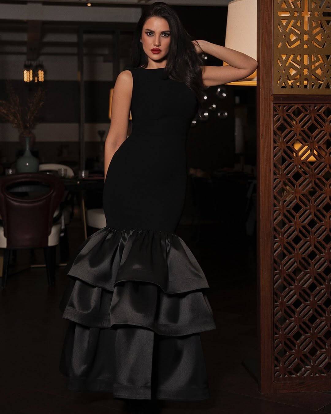 درّة تلفت الأنظار بفستان أسود مع كشاكش من الساتان