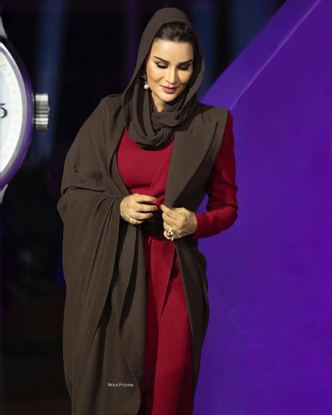 إطلالة الشيخة موزا بالأحمر: فخامة وأصالة