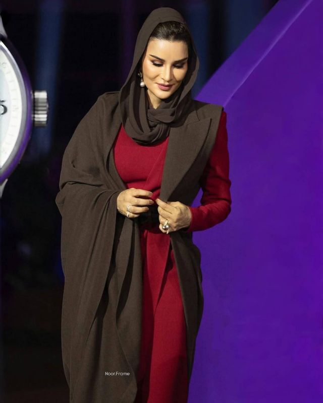 إطلالة الشيخة موزا بالأحمر: فخامة وأصالة