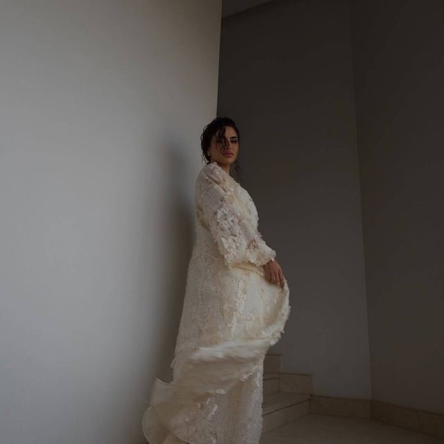 نجود الرميحي بقفطان باللون الأبيض 