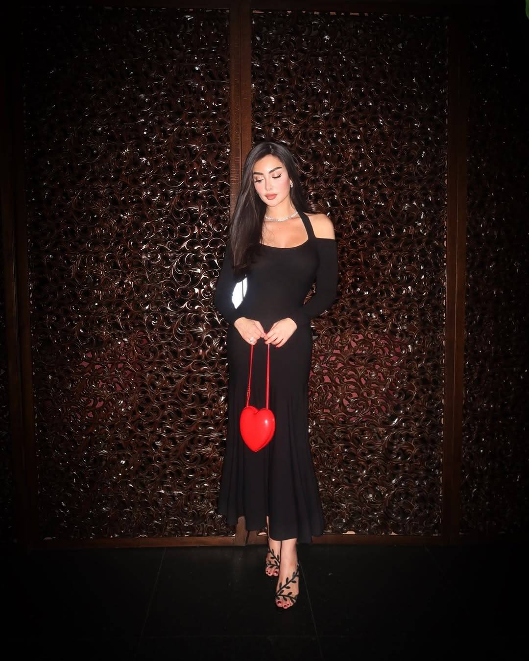 نور الغندور تجمع البساطة والجرأة في إطلالة ناعمة