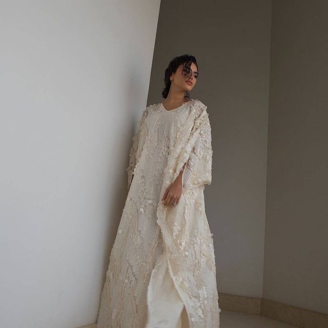 نجود الرميحي بقفطان أبيض من علامة 