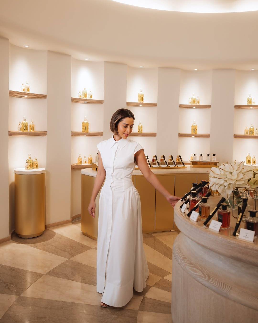 بلقيس بإطلالة مُشرقة وأناقة ساحرة في منتجع Guerlain